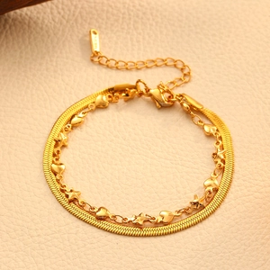 Bracelet double couche en maille serpent dorée avec pendentifs cœur et étoile