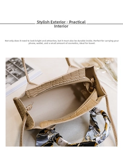 Vue intérieure du sac beige à motif crocodile montrant l'espace pour le téléphone