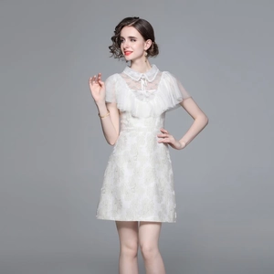 Robe blanche élégante en jacquard de style français avec col en dentelle et taille haute