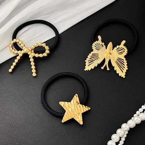 Minimalistische goldene Haargummis mit Anhängern in Schmetterlings- und Sternform