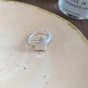 Anello aperto a stella multistrato minimalista con finitura spazzolata opaca su piatto