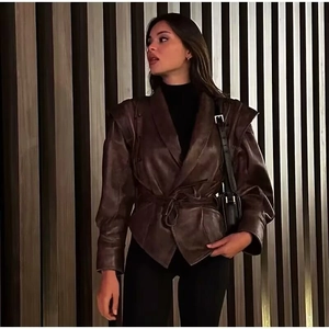 Détails de la veste en cuir marron foncé avec ceinture rétro et col à revers