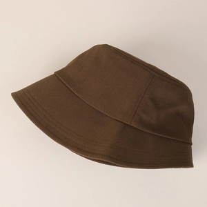 Détail du bord du chapeau bob marron foncé avec coutures renforcées et tissu en sergé