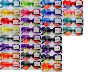 Vue détaillée des dégradés de couleurs gelée et textures des lunettes de soleil en cœur
