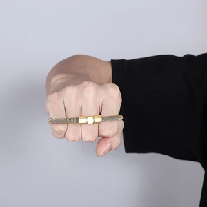 Bague multi-doigts style industriel hip hop doré sur la main d'un mannequin masculin