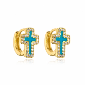 Dettaglio di orecchini a cerchio in oro 18K con croce turchese e zirconi incastonati