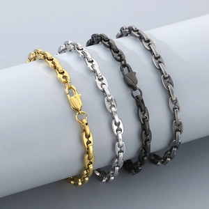 Détails des bracelets à maillons en finitions or, argent, noir et gris anthracite