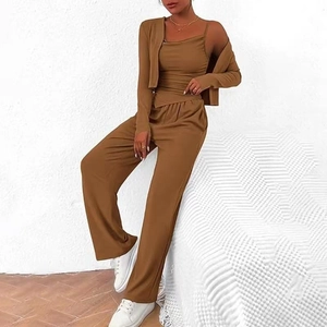 Détails de la texture du tissu de l'ensemble trois pièces marron avec cardigan et pantalon