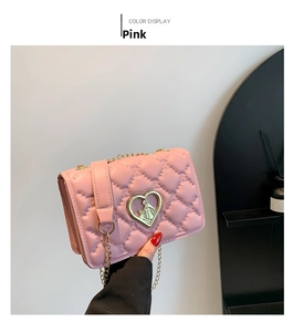 Vue détaillée du sac rose matelassé avec boucle en cœur et chaîne dorée
