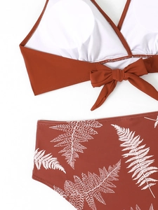 Dettaglio del top bikini ruggine con fiocco e slip a vita alta con stampa di foglie di felce