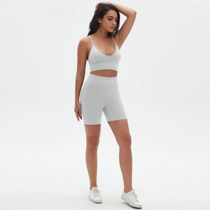 Detail von hellgrauem nahtlosem Yoga-Set mit Sport-BH und elastischen Shorts