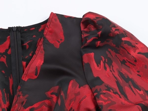 Détail de la fermeture éclair invisible au dos et manche bouffante en tissu jacquard