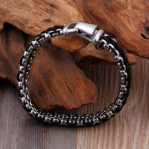 Makro-Detail von Herren-Nylonarmband mit Edelstahlkette und quadratischem Verschluss