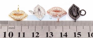 Détail macro de pendentifs lèvres 15mm sertis de zircons en or, argent et or rose
