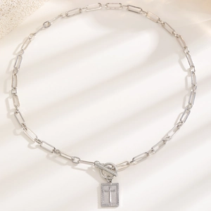 Dettaglio della collana a catena silver con ciondolo a croce e chiusura a barra
