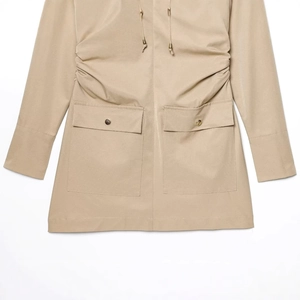 Mini vestido tipo gabardina beige con cordón en la cintura y bolsillos con botones dorados