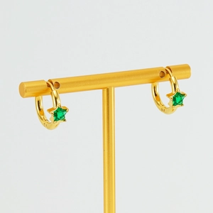 Boucles d'oreilles créoles en acier titane doré avec étoiles en zircon vert de style épuré