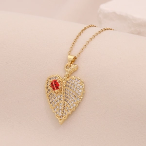 Collana dorata con ciondolo a foglia cuore in zirconi e piccolo charm coccinella