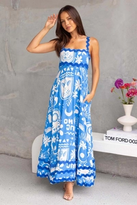 Detailansicht des Blumendrucks und des blauen Wellenrandes am Sommerkleid
