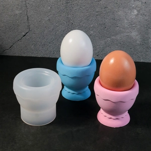 Set de 3 coquetiers en silicone blanc, bleu et rose avec des bords décoratifs ondulés