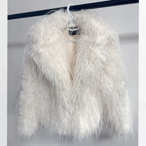 Short faux fur coat in white featuring a large lapel and premium shaggy texture