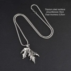 Collier pendentif feuille d'érable en acier titane avec chaîne box de 70 cm