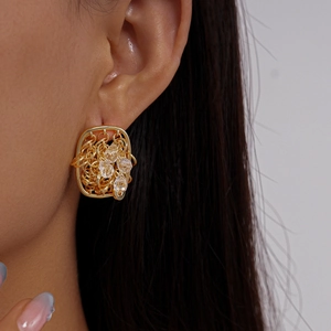 Détail de boucles d'oreilles carrées plaquées or 18 carats avec perles en verre sur mannequin
