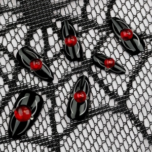 Unghie finte Halloween nere con gemme rosse e design ragnatela argento, forma a mandorla