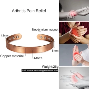 Detalle de pulsera magnética de cobre mate de 8mm que muestra grosor y uso médico