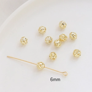 Détail de perles d'espacement creuses en laiton doré 6mm et clou à tête pour bijoux