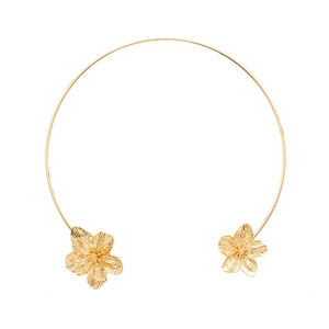 Minimalistisches goldenes Blumenhalsband mit detailreichen Blütenblättern auf weißem Grund