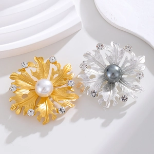 Matte leaf brooches with central pearls and sparkling rhinestones in gold and silver