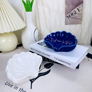 Portasapone artistici in ceramica a forma di conchiglia in blu e bianco su tavolo