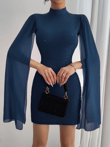 Eng anliegendes dunkelblaues Minikleid mit Strickteil und Chiffonärmeln am Model