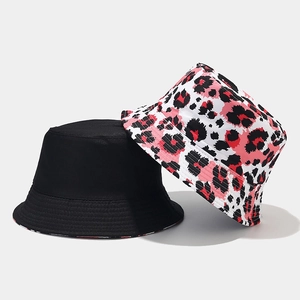 Dettaglio del cappello a secchiello reversibile con motivi nero e leopardato rosa