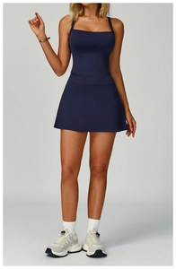 Detalle de conjunto deportivo azul marino con top de cuello cuadrado y falda de tenis de talle alto