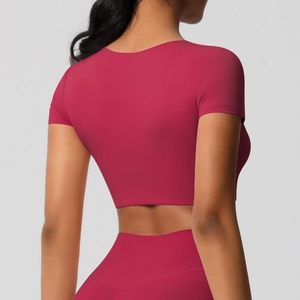 Vue détaillée du crop top de yoga rose et du legging extensible de haute qualité