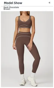 Détail de l'ensemble de yoga marron chocolat avec liseré blanc et brassière de sport