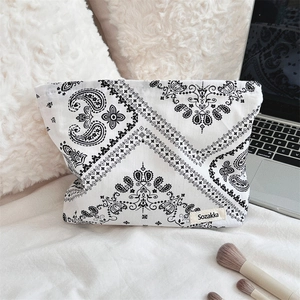 Dettaglio ravvicinato della trousse grande paisley con etichetta Sozakka