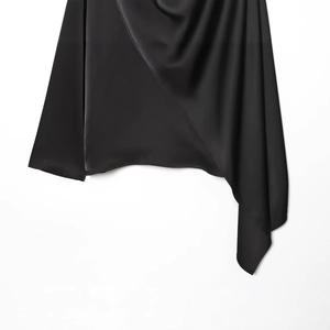 Chemisier cape élégant en satin noir avec drapé luxueux et texture soyeuse et lisse