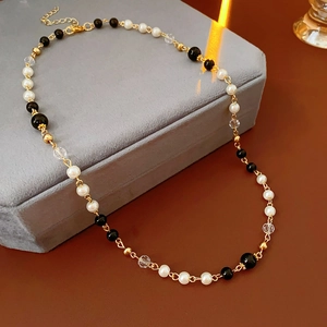 Détails du collier de perles et perles noires avec fermoir mousqueton doré élégant