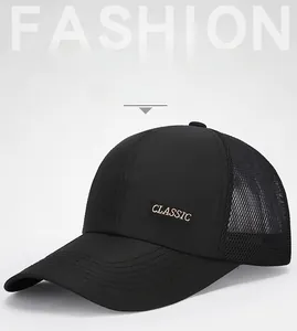 Dettaglio cappellino da baseball nero in mesh traspirante con ricamo in oro
