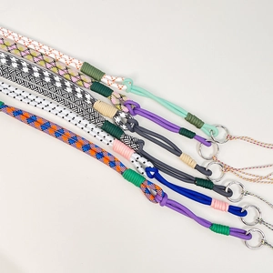 Primer plano de varias correas de nailon trenzado ajustables y coloridas con anillos de metal.