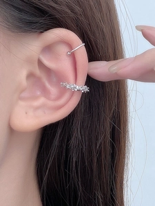 Detailansicht des silbernen Earcuff-Sets mit unregelmäßiger Textur und Perlen am Ohr