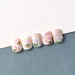 Gros plan de stickers ongles 5D tulipe rose avec texture marbre et détails dorés en relief