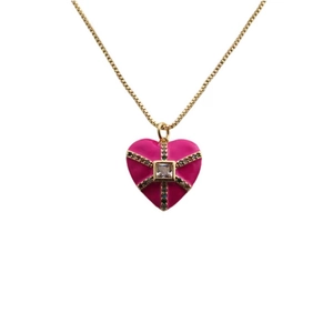 Vue détaillée du pendentif cœur rose avec lignes croisées dorées et pierre carrée centrale