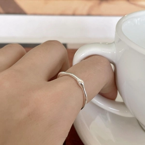 Minimalistischer S925 Sterlingsilber Ring mit unregelmäßigem flüssigem Metalldesign