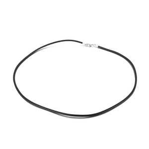 Collier cordon en silicone noir avec fermoir mousqueton en acier inoxydable sur fond blanc