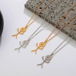 Detalle de collares divertidos de figuras de palitos en oro y plata sobre roca