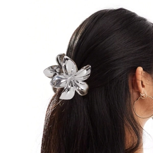 Pinza per capelli a fiore d'argento da 8cm su capelli lunghi scuri vista laterale